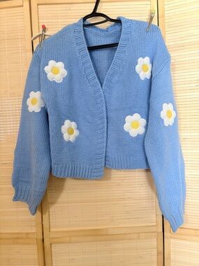 Light Blue Daisy-Appliqué V-Neck Knit Sweater